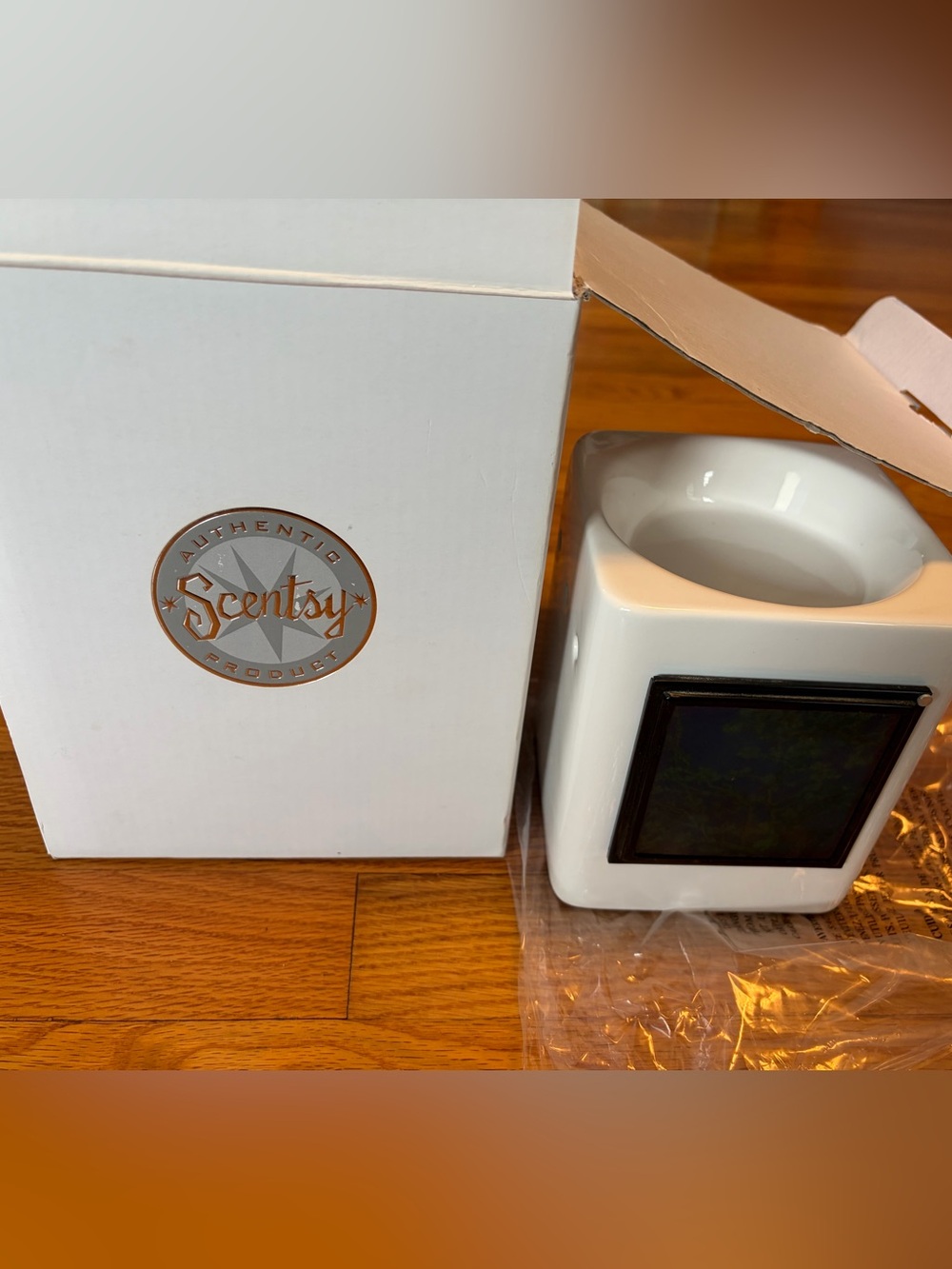 Scentsy White Ceramic Warmer with Magnetic flowering tree picture